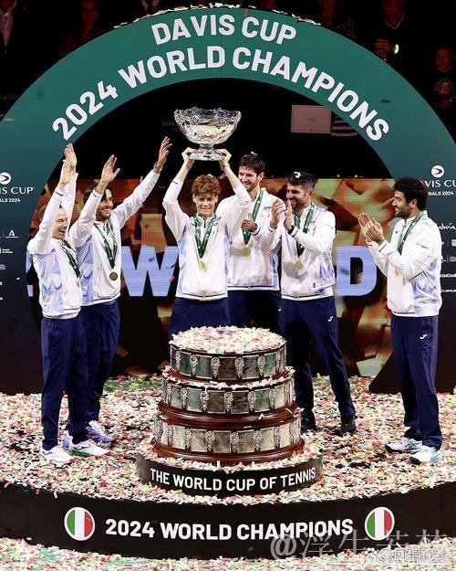 116年俱乐部五十年首捧意杯:三万球迷狂欢,主帅享荣誉时刻 116年俱乐部五十年首捧意杯:三万球迷狂欢,主帅享荣誉时刻